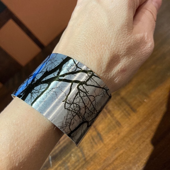 Beautiful cuff bracelet with tree design - Picture 2 of 7